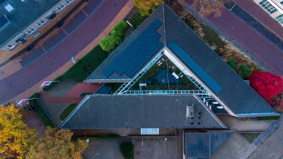 Façade triangulaire d'un bâtiment professionnel équipé de panneaux solaires