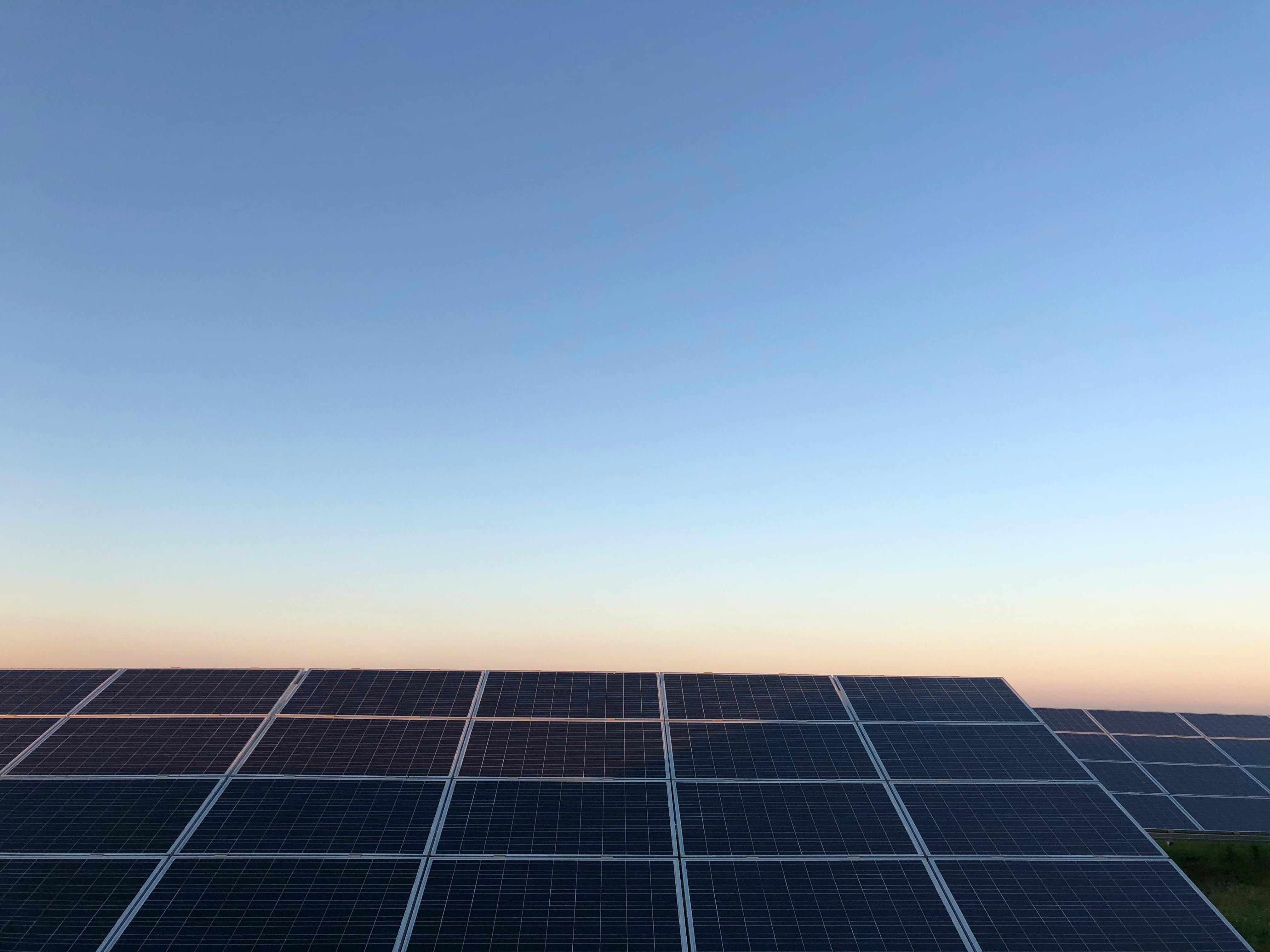 Panneaux solaires photovoltaïques au coucher de soleil